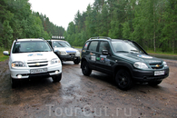 Автомобильная "тройка" Дикой России где-то в лесах на трассе Скандинавия.