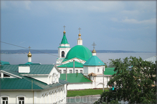 вид на Свято-Троицкий мужской монастырь с ул.Бондарева