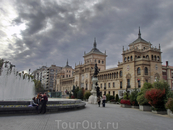 Однако, первой площадью, до которой я дошла, была Plaza de Zorilla. Площадь носит имя испанского поэта Jose Zorilla, который родился в Вальядолиде.