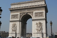Триумфальная арка - ее возведение Наполеон заказал после своей победы при Аустерлице в 1805г.