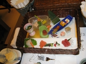 В наш тур был включен также "Ужин с гейшами". Японский праздничный ужин состоит из множества блюд, первыми подали разнообразнае закусочки, в плетеной коробке ...