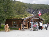 Сувенирная палатка у водопада Voringsfossen