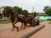 Памятник первым переселенцам на привокзальной площади.