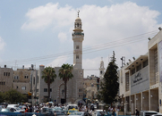 Мечеть Омара, расположенная рядом с Храмом Рождества Христова на Ясельной площади. Вдали справа находится высокая колокольня Сирийской православной церкви ...