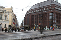 Стокманн - крупнейшая на Скандинавском полуострове торговая сеть, штаб-квартира находится здесь, в Хельсинки.
