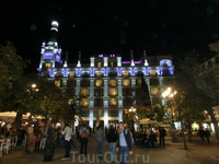 Площадь Святой Анны (Plaza de Santa Ana) считается одной из самых красивых и уютных площадей Мадрида. С одной стороны площади - отель, красиво подсвеченный ...