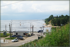 в районе дамбы Городецкого гидроузла (верхний бьеф) в Горьковское водохранилище впадает речка Белая - красивое место