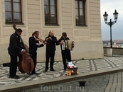 Миролюбивые музыканты перед Пражским Градом