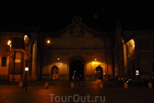 Рим.  Piazza del Popolo,  расположена в  основании трезубца, образованного тремя  улицами,  одна  из  них  знаменитая  дель  Корсо ( via del Corso).  Вход  на площадь  через  арку величественных врат 