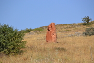 Увидеть памятник можно вдоль дороги возле села Ошакане в области Арагацотн.