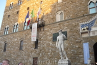   Мраморная скульптура "Давид" установлена слева от входа в палаццо Векьо,работа великого Микеланджело Буонарроти. Впервые " Давида" представили флорентийской ...