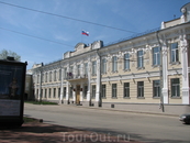 Самарский окружной суд находится в центре Старого города - на площади Революции (Александровская площадь)