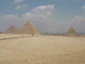вот так мы проехали фавеллы по-египетски и увидели одно из чудес света ))
Великие пирамиды - Пирамида Хеопса (одно из чудес света) и Пирамиды Хефрена ...