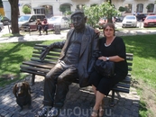С народным артистом Яковенко Н.Ф. в сквере его дома рядом с театром, где служил