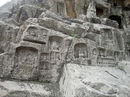 пещеры были призваны почтить память Будды-Шакьямуни, обучавшего своих учеников в пещерах