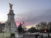 Памятник Королеве Виктории у Букингемского дворца. Памятник был установлен спустя десять лет после смерти королевы Виктории, которая правила Соединенным ...