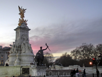Памятник Королеве Виктории у Букингемского дворца. Памятник был установлен спустя десять лет после смерти королевы Виктории, которая правила Соединенным Королевством в течение почти шестидесяти четыре