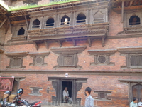 Как и в столице, в Бхактапуре имеется дворцовая (королевская) площадь. На ней расположен красивейший архитектурный шедевр – дворец правителей Непала династии ...