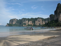 Ao Railay west side, speed boat забирает туристов на экскурсию на острова Пи Пи - далеко, минут 40 на катере!