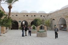 Во дворе мечети Пророка Моисея два колодца.