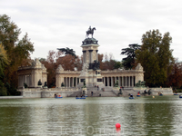 Памятник королю Альфонсо XII находится почти в центре парка дель Буэн Ретиро. Его создание началось с проведения в 1902 г. по инициативе королевы-матери Марии Кристины национального конкурса на строит