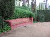 Милая скамеечка... 
Вообще Сады Святой Клотильды похожи на очень ухоженный парк, какие можно встретить в разных городах.