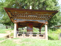 Бутан.Друкпа Кюнле основал монастырь Чими Лакханг, к которому необходимо подниматься высоко в горы от Пунакха, около деревни Сопсокха. В монастыре имеется лингам из дерева и слоновой кости. Монастырь 