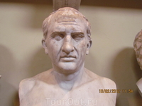 Красавец-римлянин.