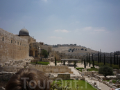 На переднем плане слева - купол мечети Аль-Акса. На заднем плане - древнее еврейское кладбище.