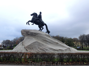 Медный всадник. Памятник Императору Петру I, на Сенатской площади, сооружен в царствование Императрицы Екатерины II. Он представляет дикую скалу, на которую ...