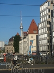 наконец-то и мне удалось увидеть крест на берлинской телебашне. Восточные немцы называли его &quotпроклятие Папы&quot
