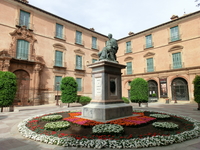 Справа от консистории расположился Дворец Архиепископа, перед которым памятник кардиналу Беллуге. Luis Antonio de Belluga y Moncada был видным политическим ...
