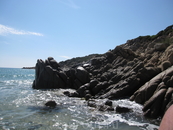 Живописное нагромождение камней близ пляжа курорта Киа... 