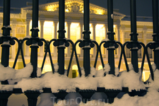 Над желтизной правительственных зданий
Кружилась долго мутная метель... Над желтизной правительственных зданий
Кружилась долго мутная метель...