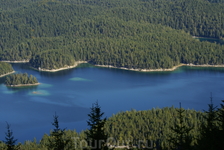 по дороге вверх - альпийское море, море потому что в озере вода соленая.