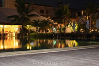 Отель и ресторан вид ночью с пляжа