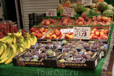 На этом рынке даже купили какую-то фруктину!