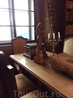 Смешная фигурка на столе в библиотеке - лаковый шарф на неуемных чтецов))