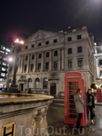 Обратный путь по Carlton House Terrace. Лондонские телефонные будки чаще всего выполняют роль декораций для фотографирующихся туристов.