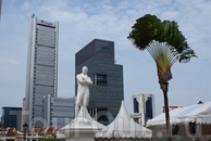 на набережной Boat Quay стоит копия памятника сэра Стамфорда Раффлза, основателя Сингапура, по легенде, Раффлз впервые ступил на сингапурский берег в этом ...
