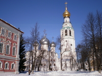 Вологодский кремль особенный, он сравнительно молод, (был заложен Иваном Грозным) осадам не подвергался, а был просто резиденцией вологодского архиепископа, отсюда и его второе название – Архиерейский