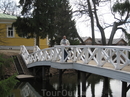 Горбатый мостик через пруд рядом с барским домом.