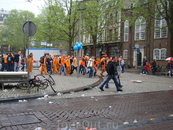 Как мне показалось день рождение королевы полностью молодежный праздник, на улицах были толпы студентов, школьников старших классов со всей Голландии и ...