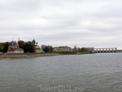 И вот показался город Углич. Слева - собор Дмитрия-на-Крови, справа- плотина Угличской ГЭС.