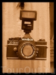 фотоаппарат перед входом в магазин фототехники...