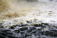 Бурлящая вода водопада Юканкоски