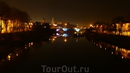Вид на ночной город с моста у памятника первому электрическому столбу.