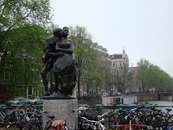 В Амстердаме очень много маленьких памятников. Кому посвящен этот памятник я не знаю!