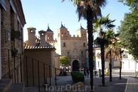Напротив монастыря Святого Иоанна де Лос Рейес находится западный вход в старый город - ворота Puerta del Cambron, построенные в нынешнем виде 1572-1577 ...