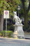 Неаутентичная Римская волчица у входа в парк Боболи.